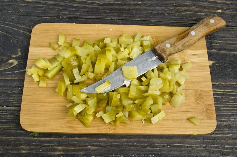 нарезать огурцы