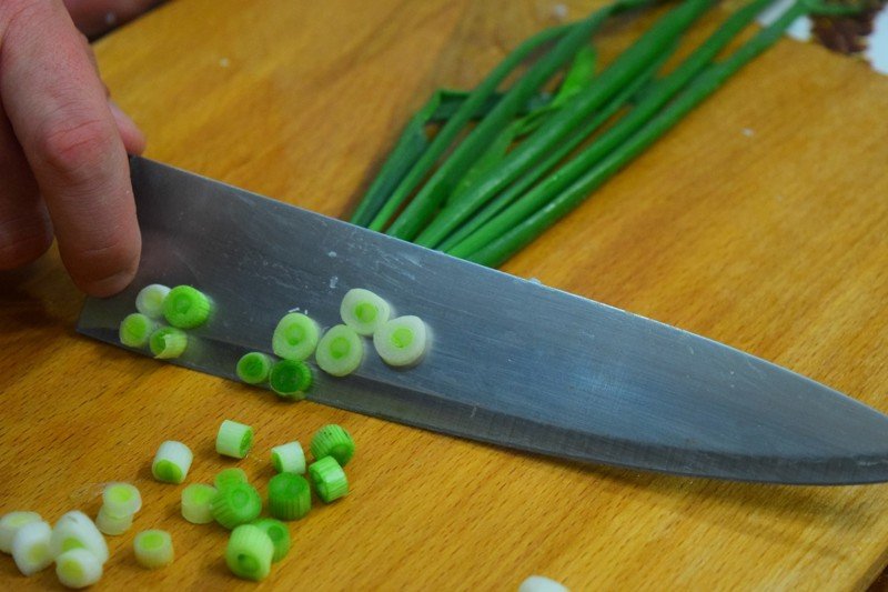 нарезать зелеый лук