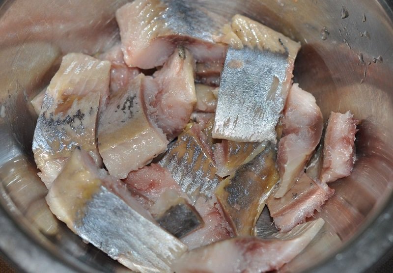 нарезать сельдь