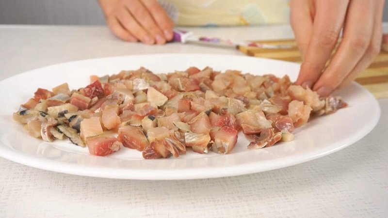 приготовление салата с сельдью