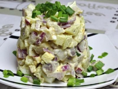 Салат с селедкой под йогуртовым соусом