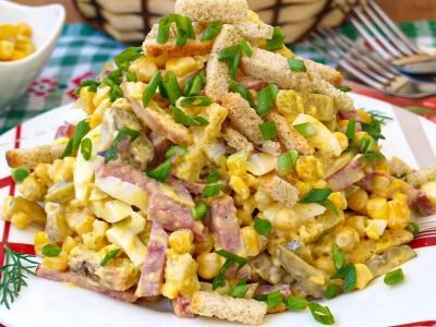 Эффектный салат «Луцкий» с сухариками и колбасой