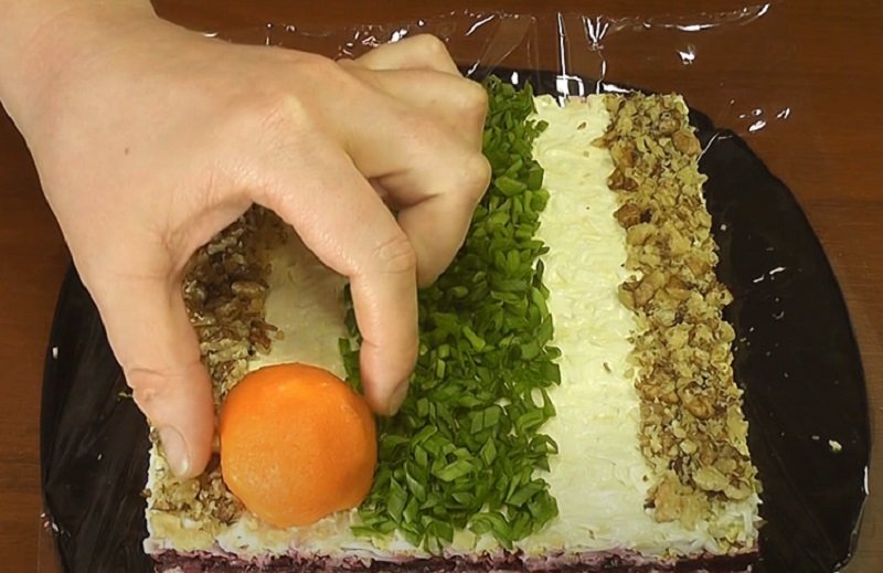 выкладка украшения на салат