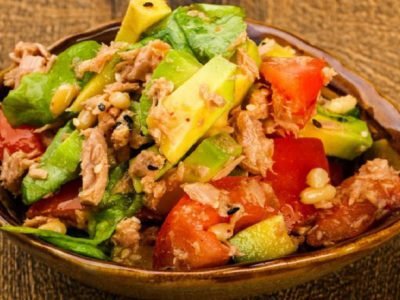 Салат с тунцом и авокадо