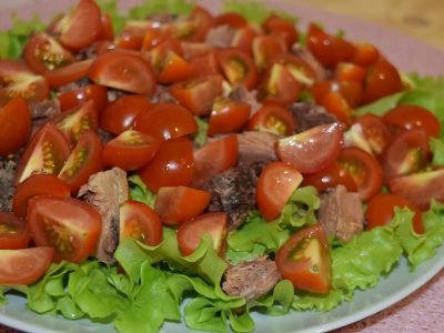 Салат с тунцом и помидорами