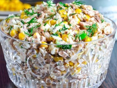 Сытный салат с консервированным тунцом и рисом