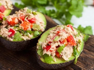 Салат с тунцом в лодочках из авокадо