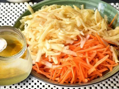 Салат с яблоком и морковью