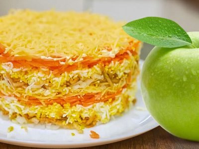 Салат с яблоком и сыром: рецепт без мяса