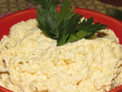 Салат с яйцом и сыром