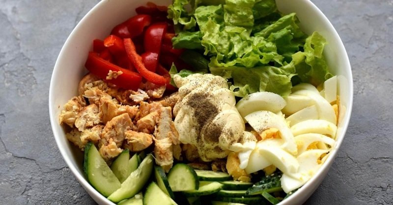 формирование салата из курицы