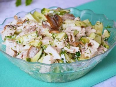 Яркий салат с жареной курицей и овощами