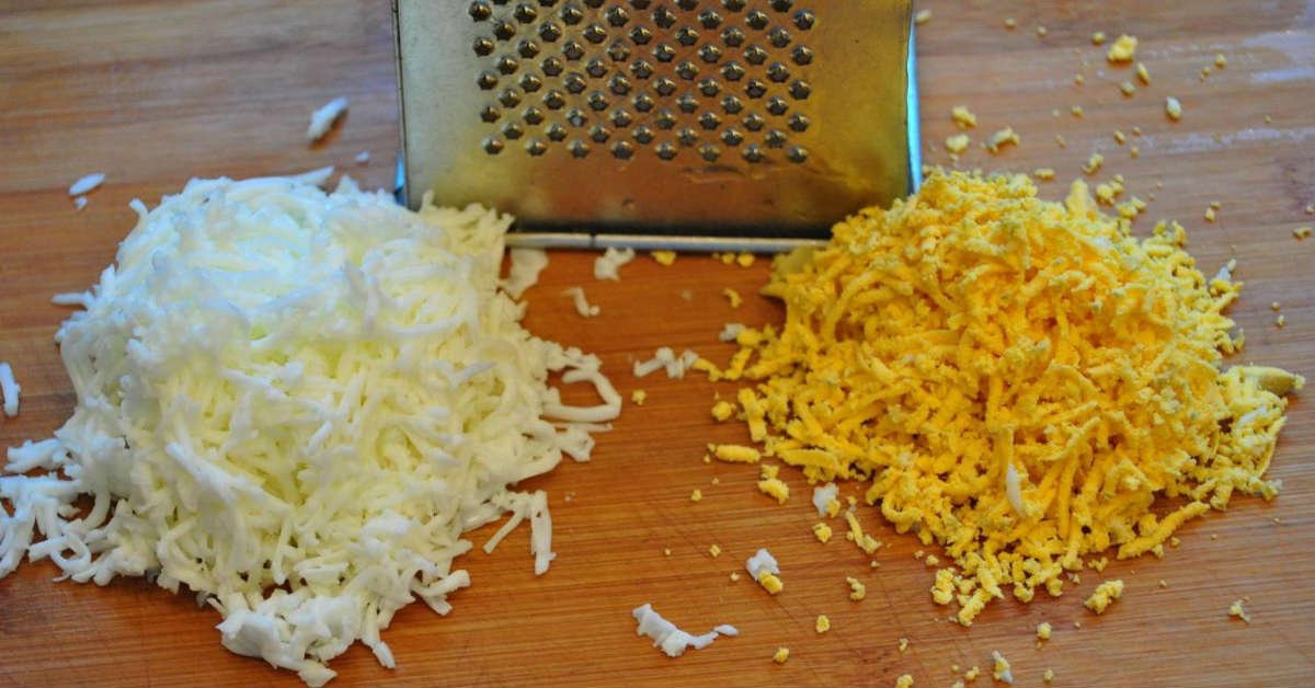 салат с жареными грибами и курицей