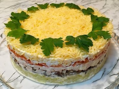 Салат с жареными шампиньонами и курицей
