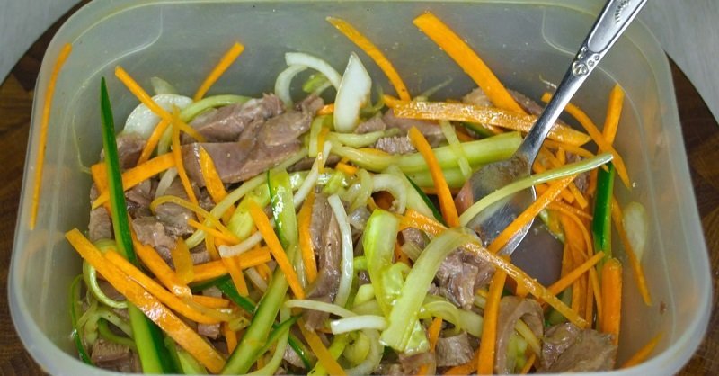 салат с огурцами и языком