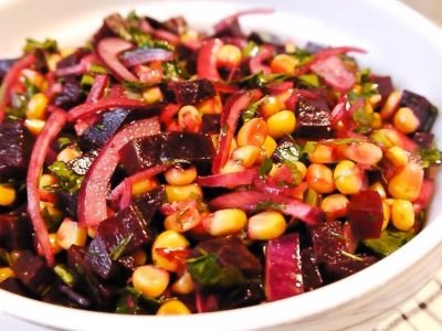 Вкусный салат со свеклой и кукурузой