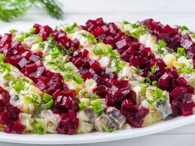 Интересный салат со свеклой и сельдью