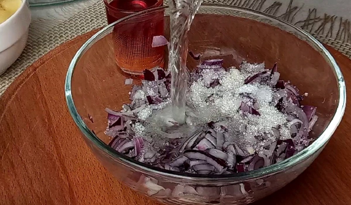 лук с солью, сахаром и водой