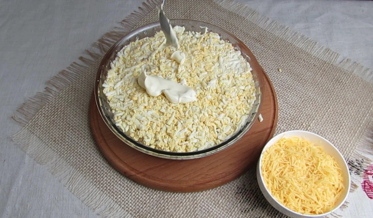 слой тертых яиц