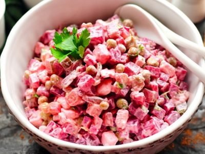 Салат «Виолетта» со свеклой и горошком