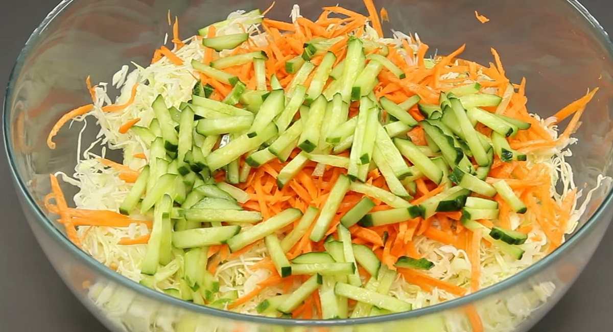 добавление нарезанных огурцов