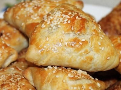 Румяная самса из слоеного теста с фаршем и сыром