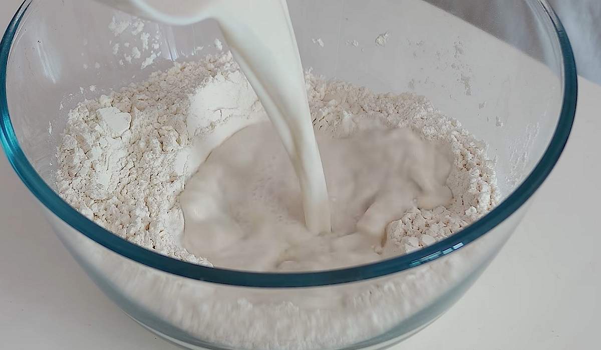 добавление молочной смеси в муку