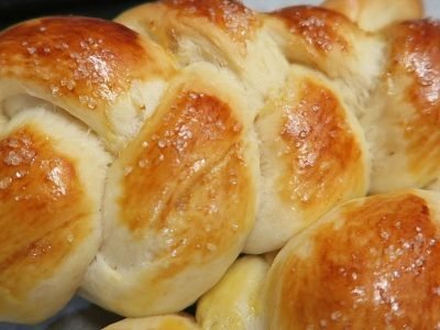 Сдобные косички с сахаром