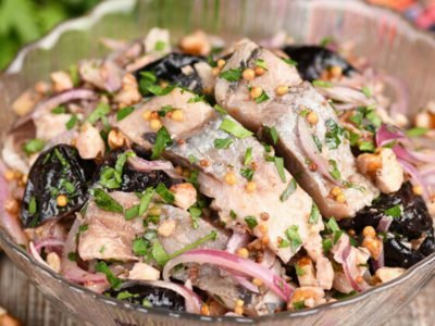 Селедка кусочками с черносливом и орехами