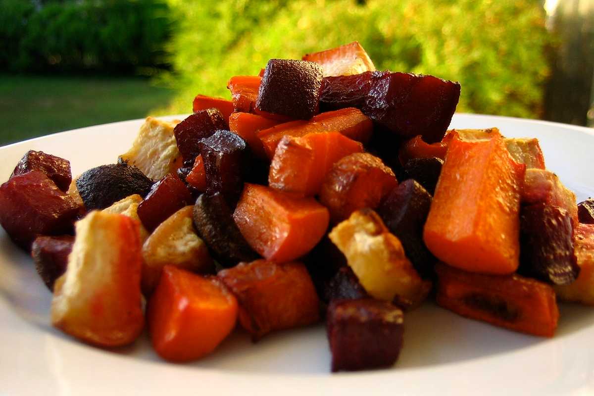 Картошка с мясом и свеклой. Запеченные овощи. Морковь и свекла. Овощи для винегрета в духовке. Печеная свекла.