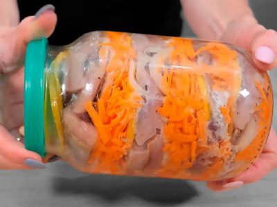 Селедка с морковью в банке