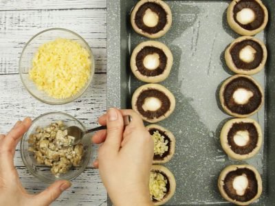 Шампиньоны с перепелиными яйцами