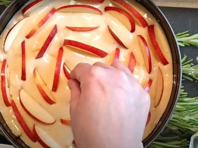 Простая шарлотка на кефире