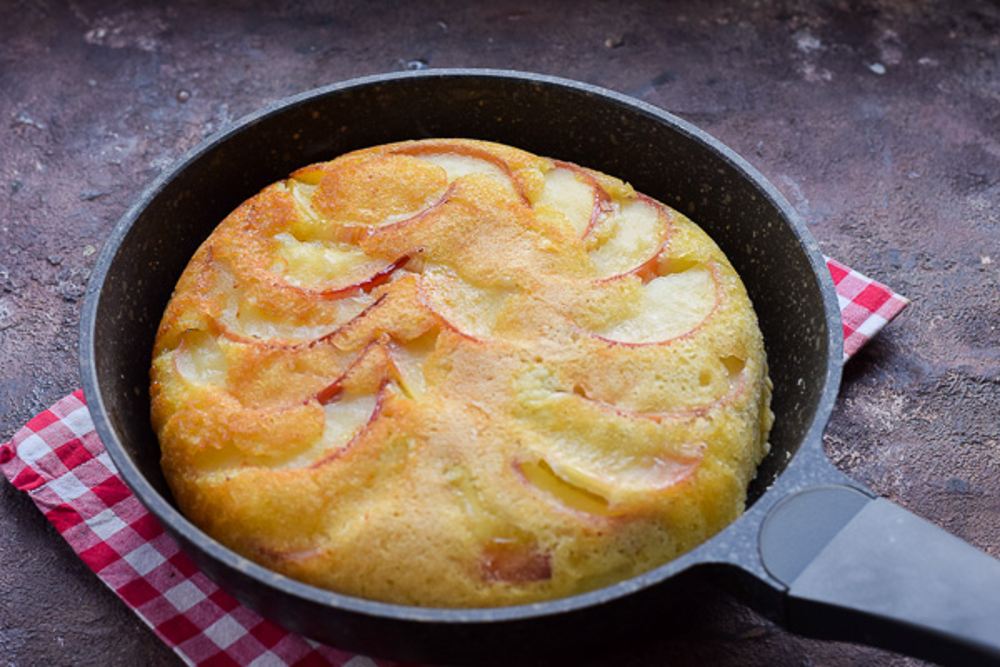 Шарлотка с яблоками на сковороде на плите простой рецепт с фото пошагово
