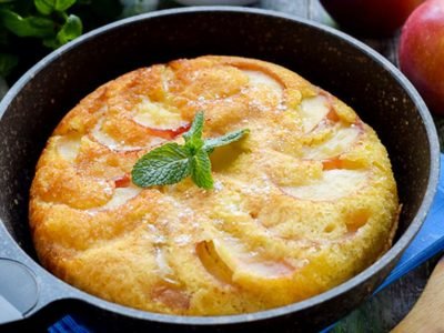 Шарлотка на сковороде: элементарный рецепт