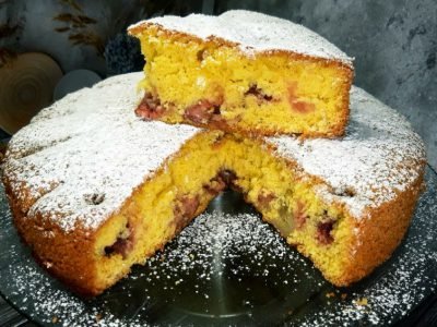 Шарлотка с клубникой и бананом