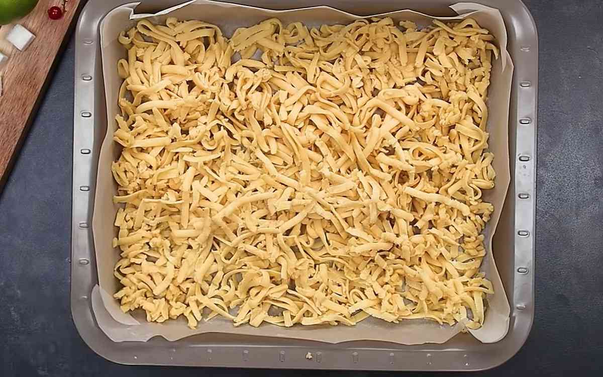 тертое тесто на противне