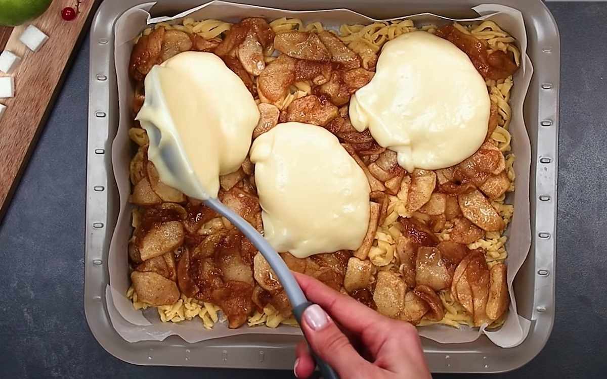 выкладывание крема на начинку 