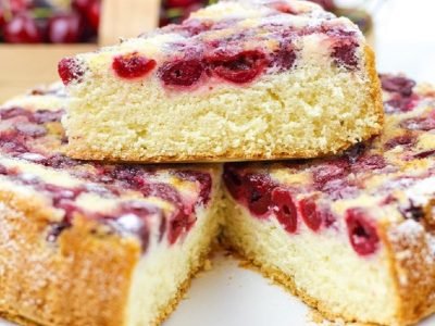 Оригинальная шарлотка с вишней в духовке