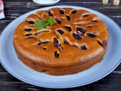 Шарлотка со сливами