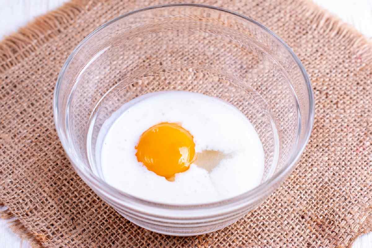 желток, кефир и сахар