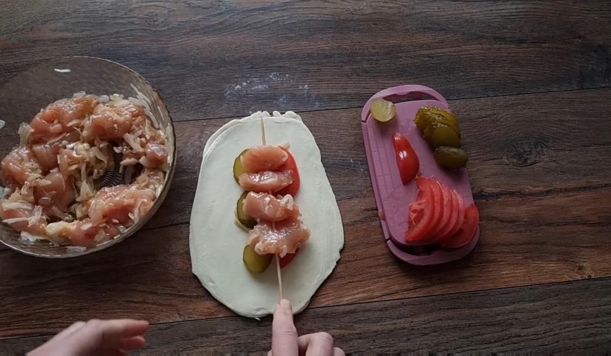 куриный шашлык и овощи на тесте
