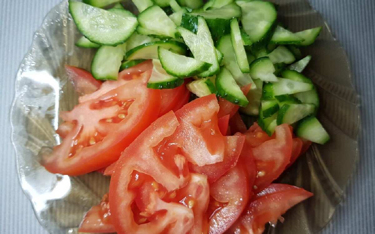 огурцы и помидоры