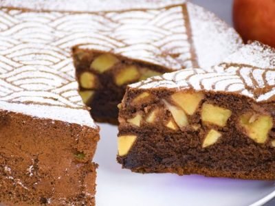 Шоколадная шарлотка с яблоками