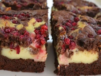 Шоколадно-творожный пирог с ягодами