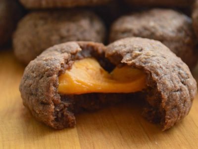 Шоколадное печенье с карамелью