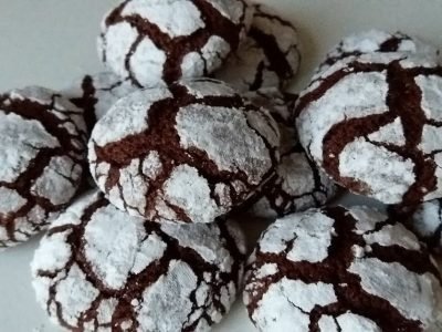 Шоколадное печенье с трещинками