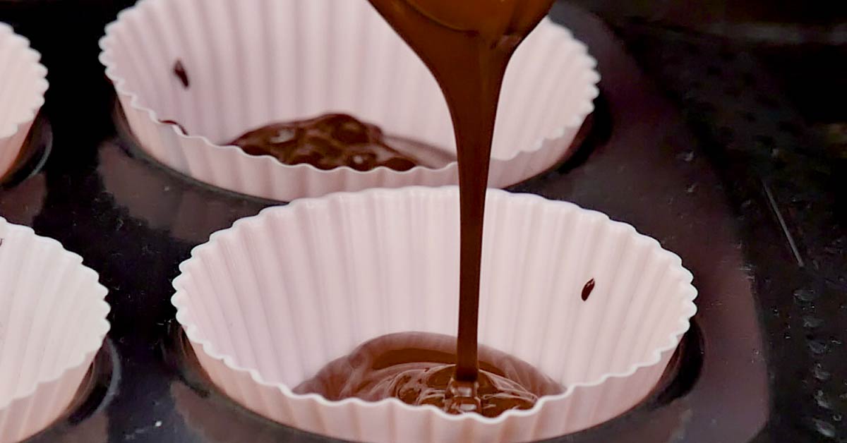Шоколадні чашки з начинкою з арахісового масла