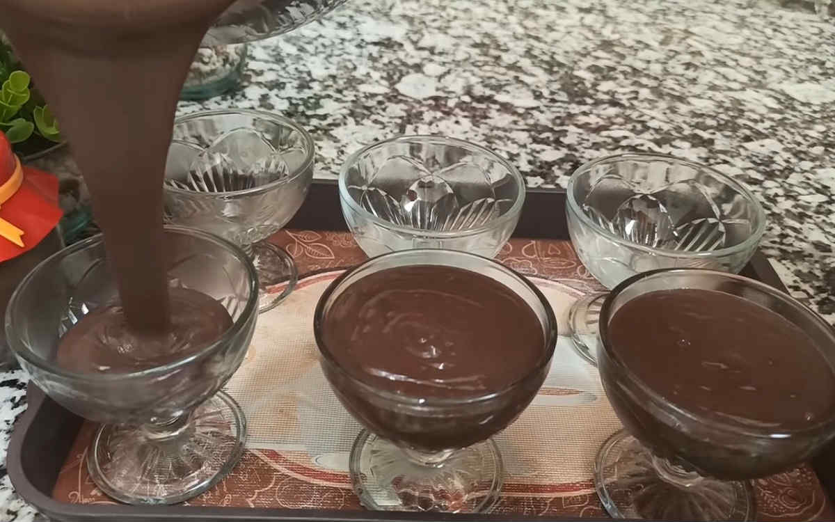 шоколадный десерт в формочках