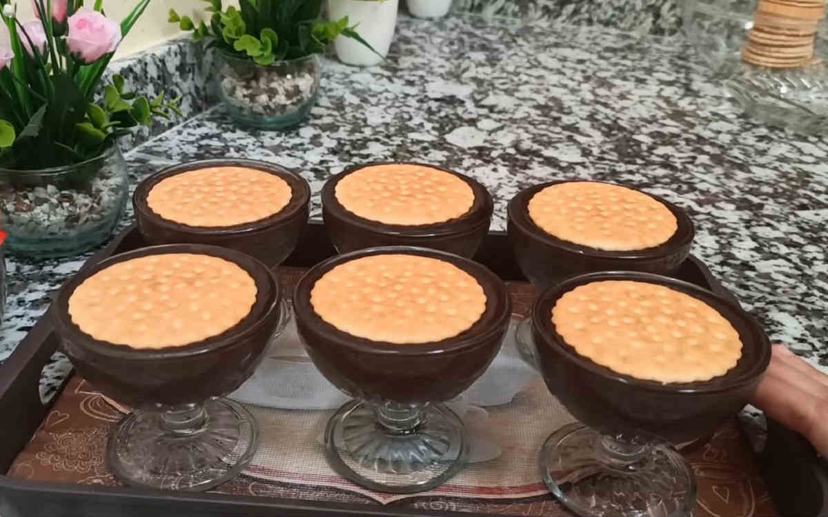 шоколадный десерт с печеньем